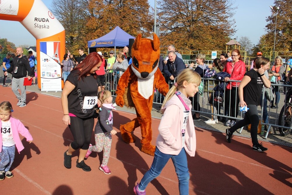 Miłośnicy biegania i nordic walking spotkali się dzisiaj na bieżni Szkoły Podstawowej Sportowej nr 15. Piękna pogoda zmotywowała uczestników "Biegu Wiewiórki" do osiągnięcia jak najlepszych wyników.