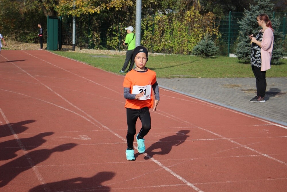 Miłośnicy biegania i nordic walking spotkali się dzisiaj na bieżni Szkoły Podstawowej Sportowej nr 15. Piękna pogoda zmotywowała uczestników "Biegu Wiewiórki" do osiągnięcia jak najlepszych wyników.