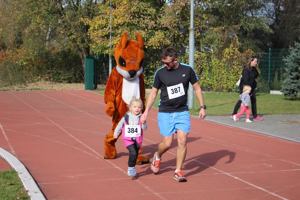 Miłośnicy biegania i nordic walking spotkali się dzisiaj na bieżni Szkoły Podstawowej Sportowej nr 15. Piękna pogoda zmotywowała uczestników "Biegu Wiewiórki" do osiągnięcia jak najlepszych wyników.