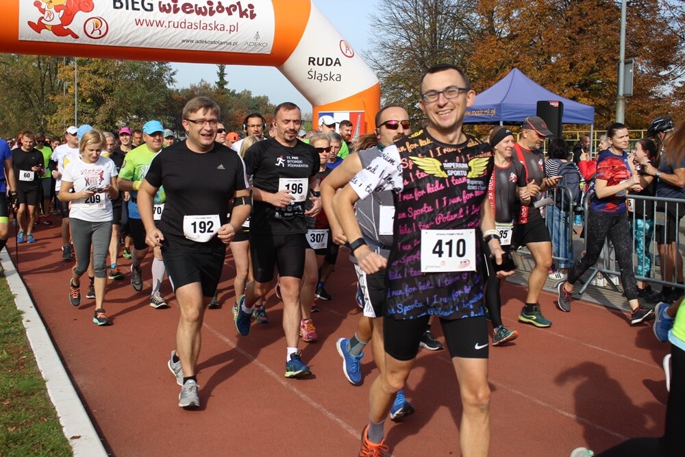 Miłośnicy biegania i nordic walking spotkali się dzisiaj na bieżni Szkoły Podstawowej Sportowej nr 15. Piękna pogoda zmotywowała uczestników "Biegu Wiewiórki" do osiągnięcia jak najlepszych wyników.