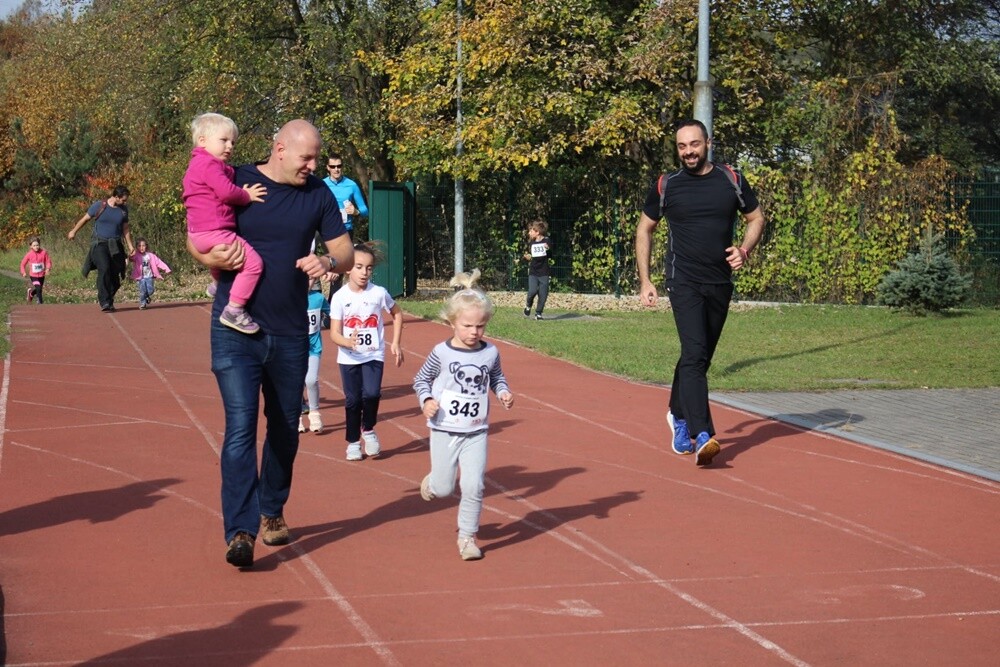 Miłośnicy biegania i nordic walking spotkali się dzisiaj na bieżni Szkoły Podstawowej Sportowej nr 15. Piękna pogoda zmotywowała uczestników "Biegu Wiewiórki" do osiągnięcia jak najlepszych wyników.
