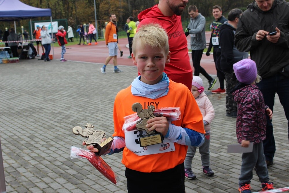 Ostatni w tym roku "Bieg Wiewiórki" za nami! Wczoraj biegacze i miłośnicy nordic walking po raz ostatni pobiegli z wiewiórką w halembskim lesie. Za przynajmniej siedem ukończonych biegów w tegorocznym cyklu otrzymali pamiątkowe statuetki z wizerunkiem wiewiórki.