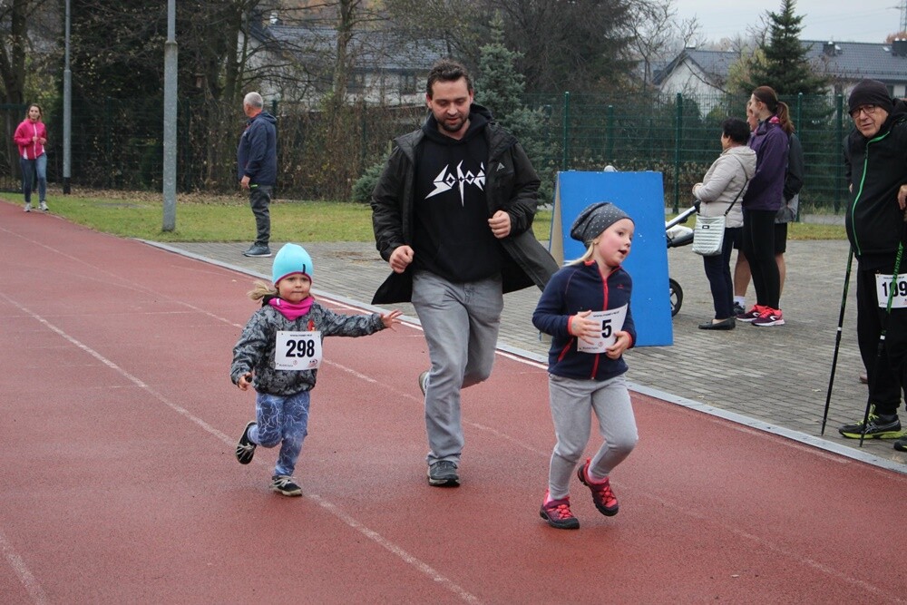 Ostatni w tym roku "Bieg Wiewiórki" za nami! Wczoraj biegacze i miłośnicy nordic walking po raz ostatni pobiegli z wiewiórką w halembskim lesie. Za przynajmniej siedem ukończonych biegów w tegorocznym cyklu otrzymali pamiątkowe statuetki z wizerunkiem wiewiórki.
