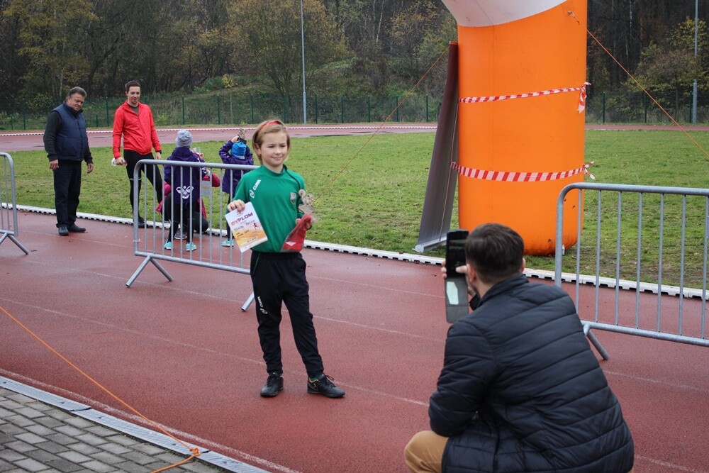 Ostatni w tym roku "Bieg Wiewiórki" za nami! Wczoraj biegacze i miłośnicy nordic walking po raz ostatni pobiegli z wiewiórką w halembskim lesie. Za przynajmniej siedem ukończonych biegów w tegorocznym cyklu otrzymali pamiątkowe statuetki z wizerunkiem wiewiórki.