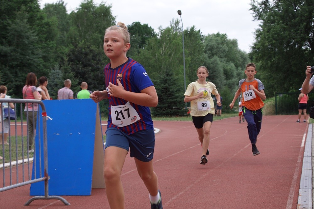 Kolejny Bieg Wiewiórki za nami! Jak zwykle rywalizację rozpoczęły dzieci, które miały do pokonania 1 km. Na starszych czekała pętla o długości 4,2 km, którą biegacze mogli pokonać maksymalnie pięć razy, a zawodnicy w konkurencji nordic walking trzy razy.