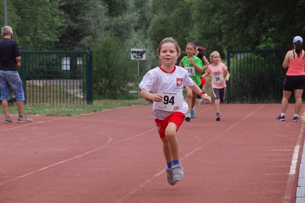 Kolejny Bieg Wiewiórki za nami! Jak zwykle rywalizację rozpoczęły dzieci, które miały do pokonania 1 km. Na starszych czekała pętla o długości 4,2 km, którą biegacze mogli pokonać maksymalnie pięć razy, a zawodnicy w konkurencji nordic walking trzy razy.