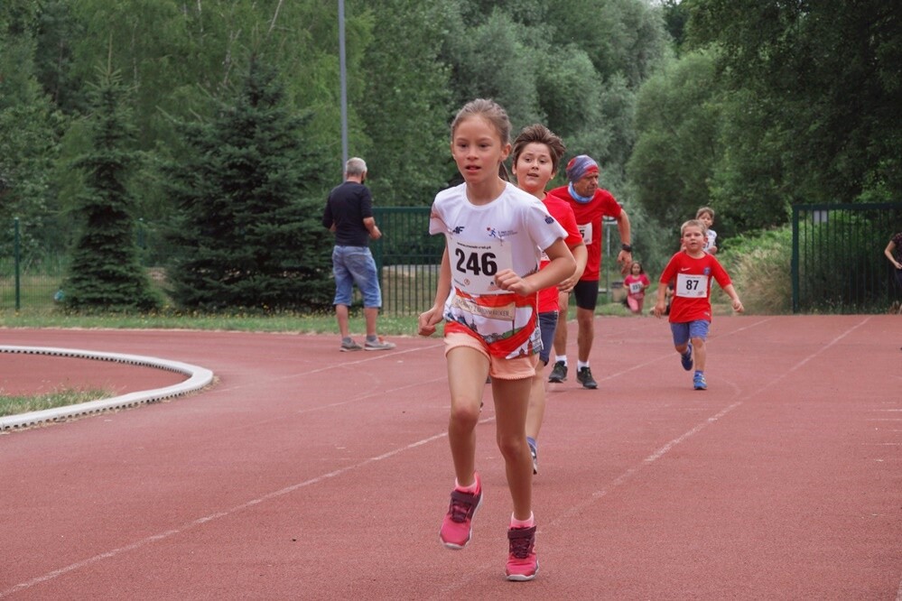 Kolejny Bieg Wiewiórki za nami! Jak zwykle rywalizację rozpoczęły dzieci, które miały do pokonania 1 km. Na starszych czekała pętla o długości 4,2 km, którą biegacze mogli pokonać maksymalnie pięć razy, a zawodnicy w konkurencji nordic walking trzy razy.