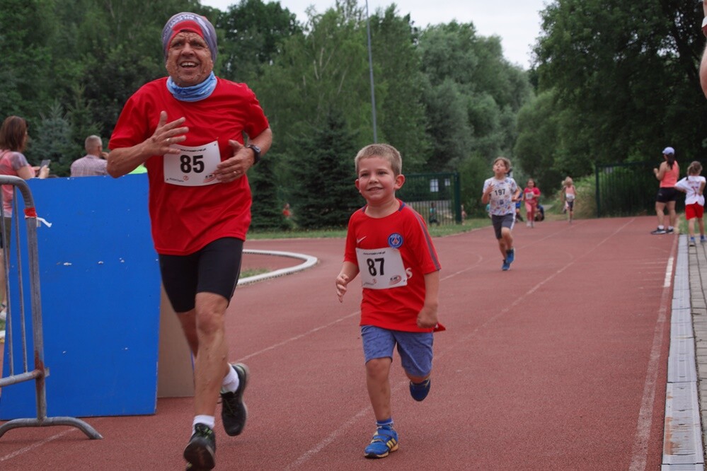 Kolejny Bieg Wiewiórki za nami! Jak zwykle rywalizację rozpoczęły dzieci, które miały do pokonania 1 km. Na starszych czekała pętla o długości 4,2 km, którą biegacze mogli pokonać maksymalnie pięć razy, a zawodnicy w konkurencji nordic walking trzy razy.