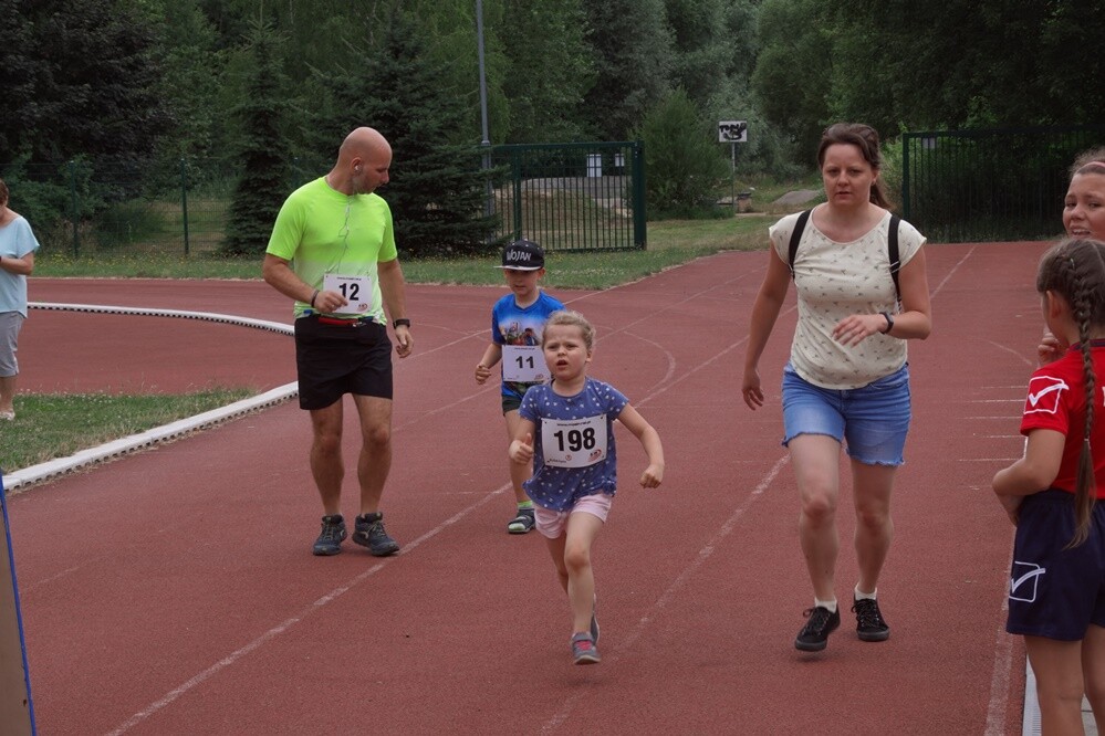 Kolejny Bieg Wiewiórki za nami! Jak zwykle rywalizację rozpoczęły dzieci, które miały do pokonania 1 km. Na starszych czekała pętla o długości 4,2 km, którą biegacze mogli pokonać maksymalnie pięć razy, a zawodnicy w konkurencji nordic walking trzy razy.