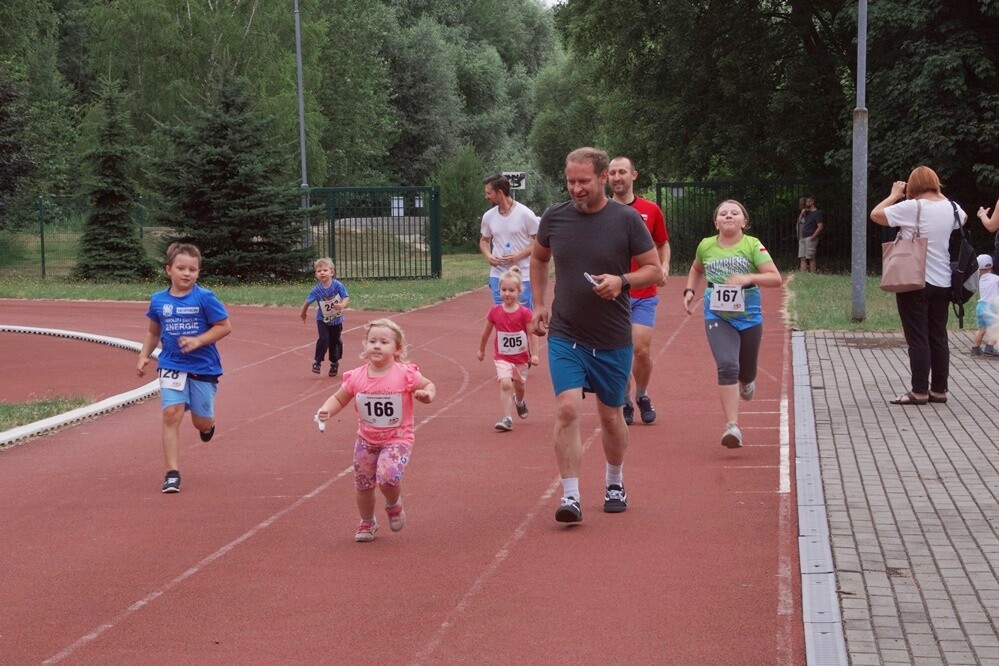 Kolejny Bieg Wiewiórki za nami! Jak zwykle rywalizację rozpoczęły dzieci, które miały do pokonania 1 km. Na starszych czekała pętla o długości 4,2 km, którą biegacze mogli pokonać maksymalnie pięć razy, a zawodnicy w konkurencji nordic walking trzy razy.