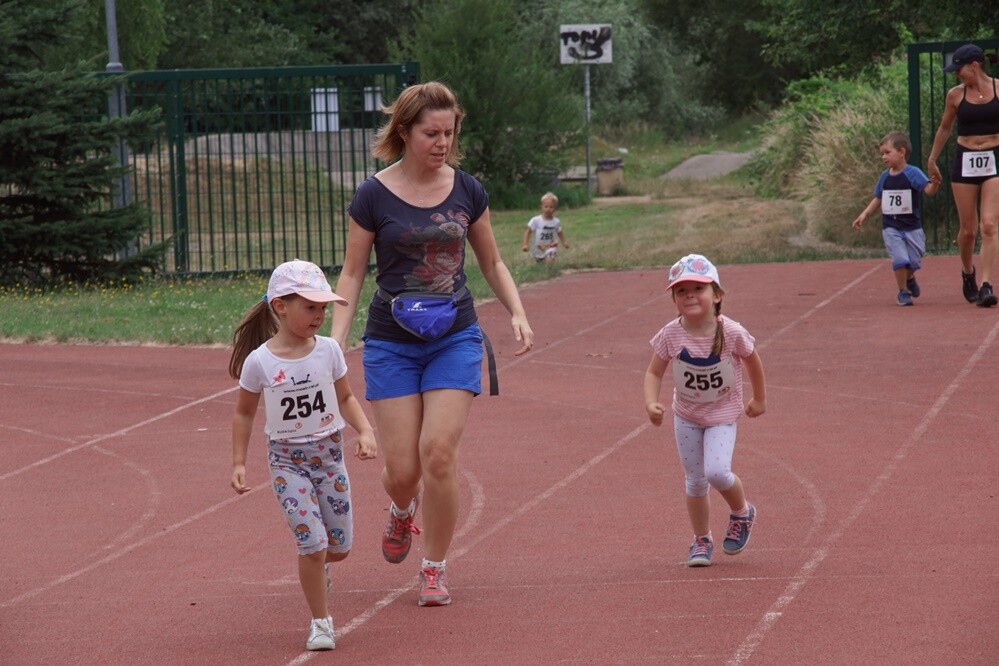 Kolejny Bieg Wiewiórki za nami! Jak zwykle rywalizację rozpoczęły dzieci, które miały do pokonania 1 km. Na starszych czekała pętla o długości 4,2 km, którą biegacze mogli pokonać maksymalnie pięć razy, a zawodnicy w konkurencji nordic walking trzy razy.