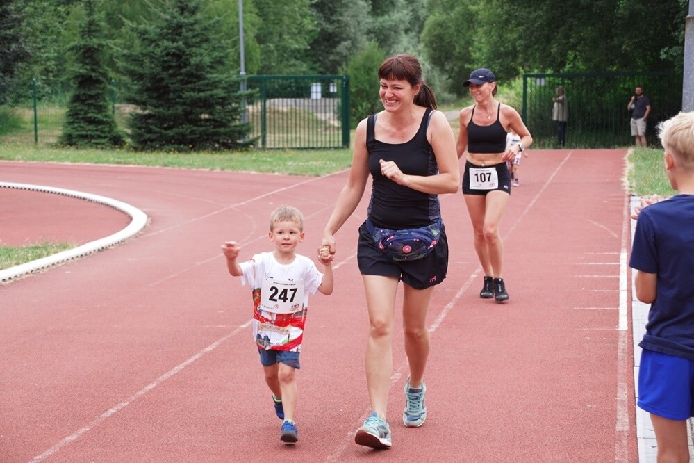 Kolejny Bieg Wiewiórki za nami! Jak zwykle rywalizację rozpoczęły dzieci, które miały do pokonania 1 km. Na starszych czekała pętla o długości 4,2 km, którą biegacze mogli pokonać maksymalnie pięć razy, a zawodnicy w konkurencji nordic walking trzy razy.