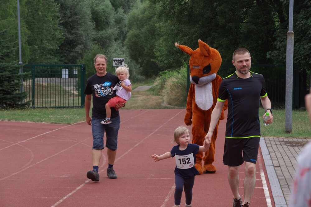 Kolejny Bieg Wiewiórki za nami! Jak zwykle rywalizację rozpoczęły dzieci, które miały do pokonania 1 km. Na starszych czekała pętla o długości 4,2 km, którą biegacze mogli pokonać maksymalnie pięć razy, a zawodnicy w konkurencji nordic walking trzy razy.