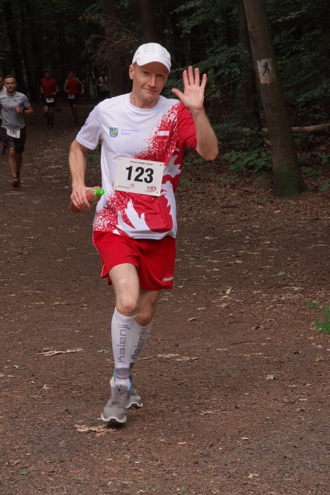 Kolejny Bieg Wiewiórki za nami! Jak zwykle rywalizację rozpoczęły dzieci, które miały do pokonania 1 km. Na starszych czekała pętla o długości 4,2 km, którą biegacze mogli pokonać maksymalnie pięć razy, a zawodnicy w konkurencji nordic walking trzy razy.