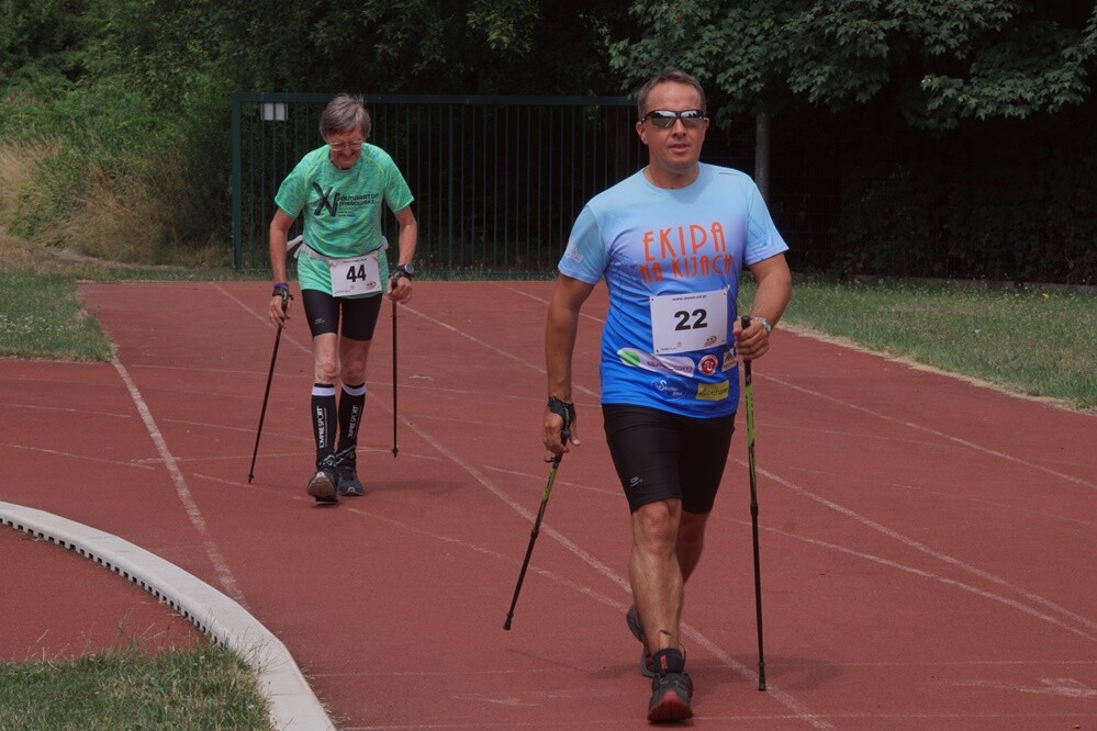 Kolejny Bieg Wiewiórki za nami! Jak zwykle rywalizację rozpoczęły dzieci, które miały do pokonania 1 km. Na starszych czekała pętla o długości 4,2 km, którą biegacze mogli pokonać maksymalnie pięć razy, a zawodnicy w konkurencji nordic walking trzy razy.