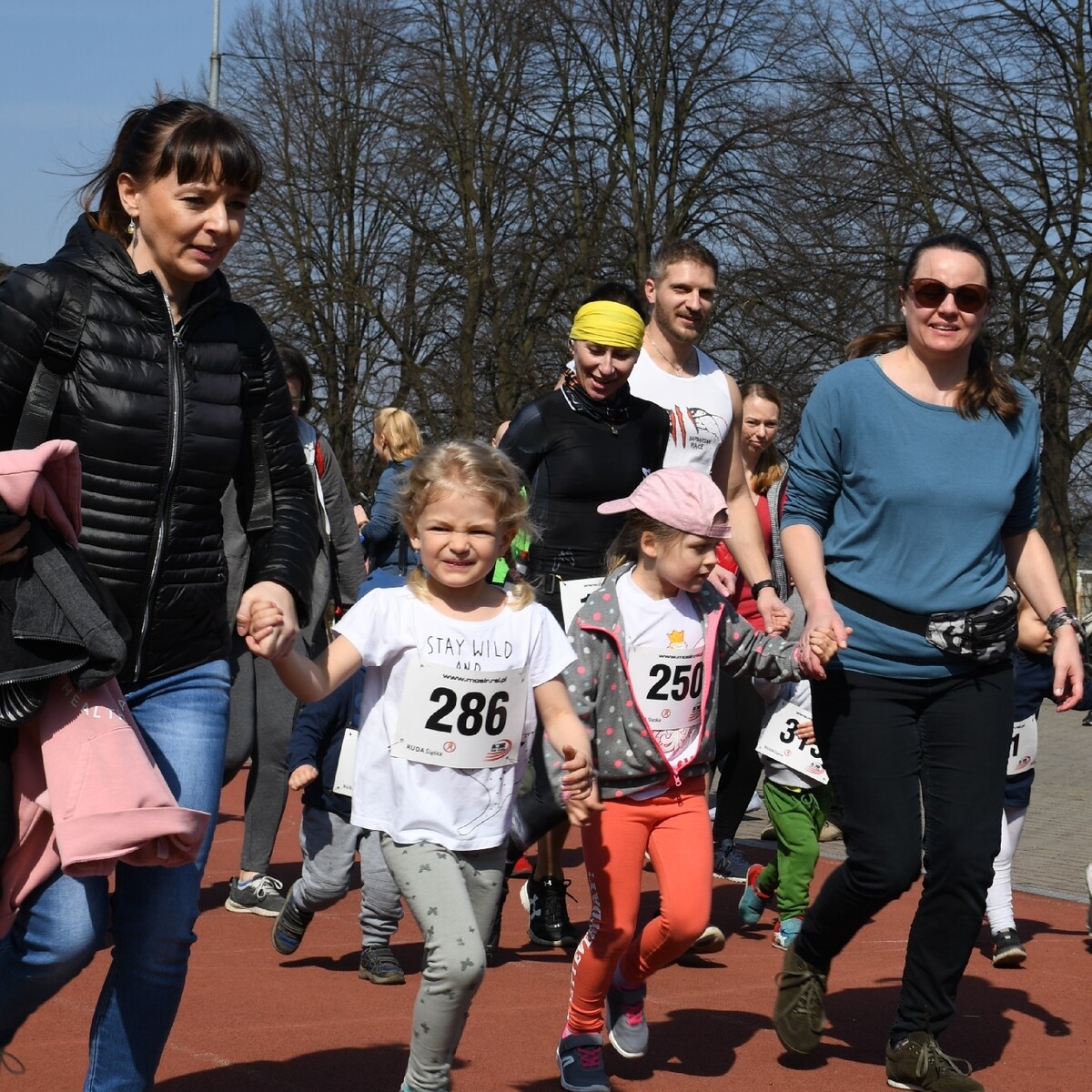 Dzisiaj w Rudzie Śląskiej ruszył siódmy cykl "Biegu Wiewiórki". Tradycyjnie bieg organizowany jest na bieżni Szkoły Podstawowej Sportowej nr 15 oraz w halembskim lesie.

fot. Jacek Knapik