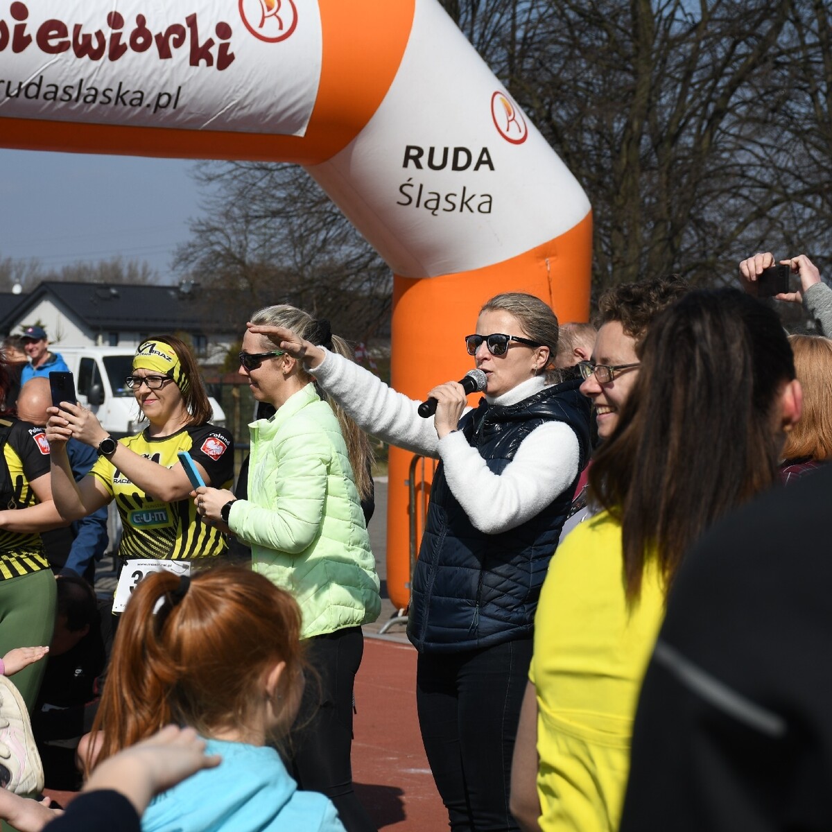 Dzisiaj w Rudzie Śląskiej ruszył siódmy cykl "Biegu Wiewiórki". Tradycyjnie bieg organizowany jest na bieżni Szkoły Podstawowej Sportowej nr 15 oraz w halembskim lesie.

fot. Jacek Knapik