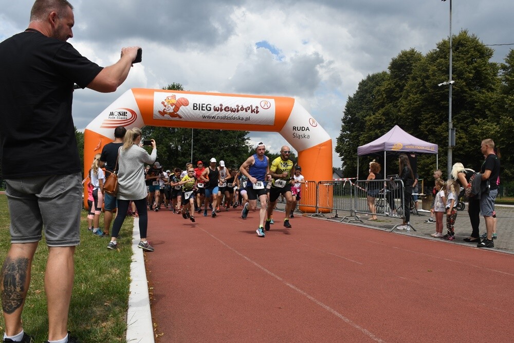 Lipcowy "Bieg Wiewiórki" za nami. Biegacze i miłośnicy nordic walking po raz kolejny mieli okazję wziąć udział w tym popularnym biegu.

fot. Jacek Knapik