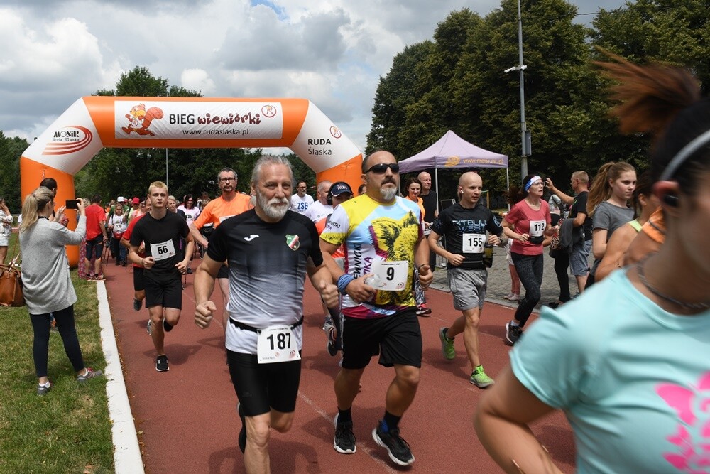 Lipcowy "Bieg Wiewiórki" za nami. Biegacze i miłośnicy nordic walking po raz kolejny mieli okazję wziąć udział w tym popularnym biegu.

fot. Jacek Knapik