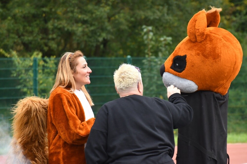 W kalendarzu jeszcze lato, za oknem zdecydowanie jesień, ale dla uczestników Biegu Wiewiórki pogoda nie miała znaczenia. Zwłaszcza kiedy zawody obserwował sam mistrz Paweł Fajdek. Tegoroczny cykl biegów organizowany przez MOSiR Ruda Śląska powoli dobiega końca, przed nami jeszcze zawody 22 października i 5 listopada.

fot. Jacek Knapik
