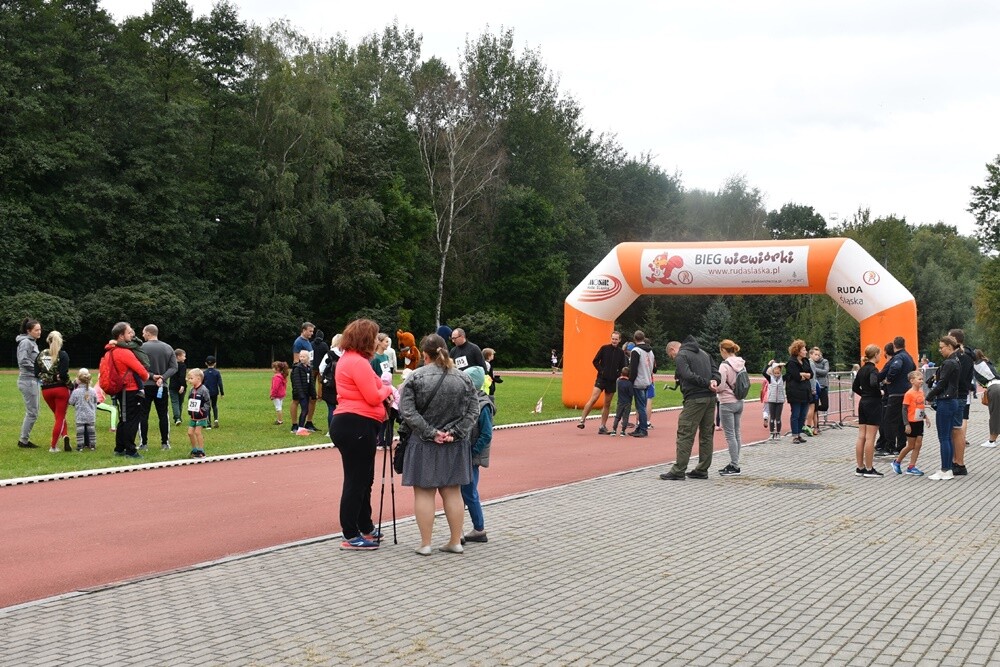 W kalendarzu jeszcze lato, za oknem zdecydowanie jesień, ale dla uczestników Biegu Wiewiórki pogoda nie miała znaczenia. Zwłaszcza kiedy zawody obserwował sam mistrz Paweł Fajdek. Tegoroczny cykl biegów organizowany przez MOSiR Ruda Śląska powoli dobiega końca, przed nami jeszcze zawody 22 października i 5 listopada.

fot. Jacek Knapik
