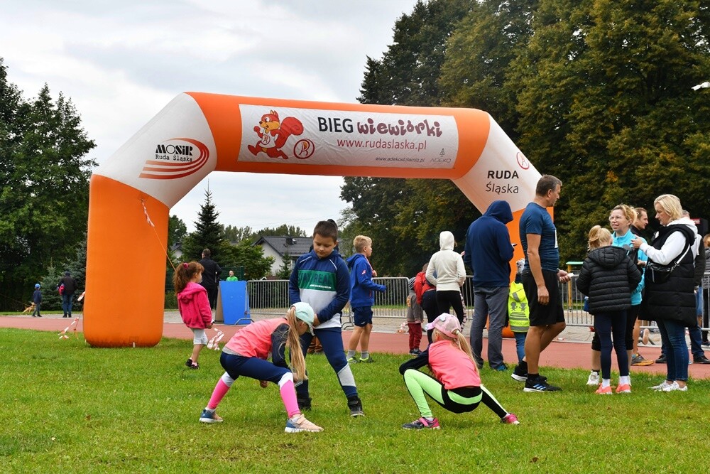 W kalendarzu jeszcze lato, za oknem zdecydowanie jesień, ale dla uczestników Biegu Wiewiórki pogoda nie miała znaczenia. Zwłaszcza kiedy zawody obserwował sam mistrz Paweł Fajdek. Tegoroczny cykl biegów organizowany przez MOSiR Ruda Śląska powoli dobiega końca, przed nami jeszcze zawody 22 października i 5 listopada.

fot. Jacek Knapik