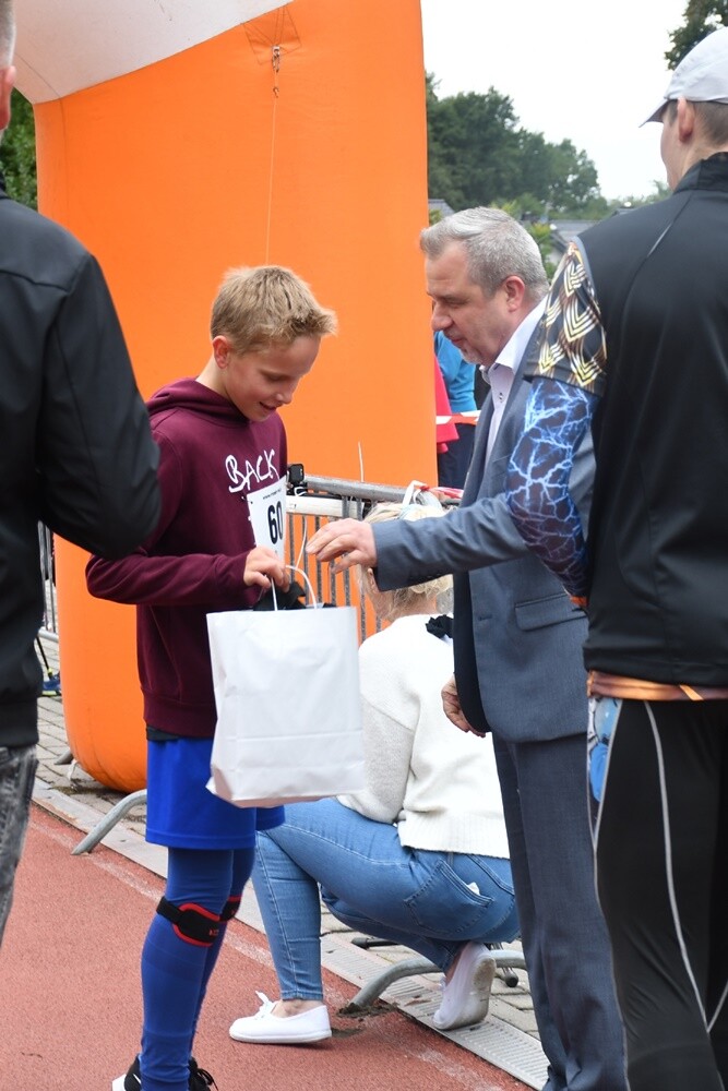 W kalendarzu jeszcze lato, za oknem zdecydowanie jesień, ale dla uczestników Biegu Wiewiórki pogoda nie miała znaczenia. Zwłaszcza kiedy zawody obserwował sam mistrz Paweł Fajdek. Tegoroczny cykl biegów organizowany przez MOSiR Ruda Śląska powoli dobiega końca, przed nami jeszcze zawody 22 października i 5 listopada.

fot. Jacek Knapik