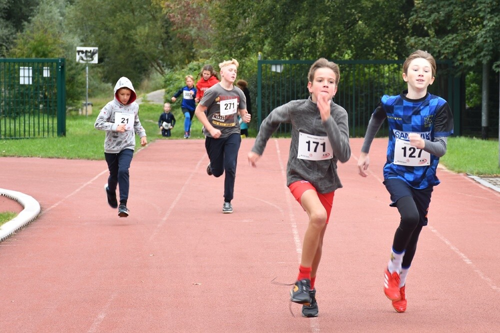 W kalendarzu jeszcze lato, za oknem zdecydowanie jesień, ale dla uczestników Biegu Wiewiórki pogoda nie miała znaczenia. Zwłaszcza kiedy zawody obserwował sam mistrz Paweł Fajdek. Tegoroczny cykl biegów organizowany przez MOSiR Ruda Śląska powoli dobiega końca, przed nami jeszcze zawody 22 października i 5 listopada.

fot. Jacek Knapik