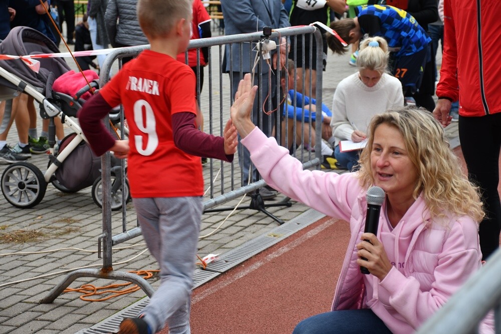 W kalendarzu jeszcze lato, za oknem zdecydowanie jesień, ale dla uczestników Biegu Wiewiórki pogoda nie miała znaczenia. Zwłaszcza kiedy zawody obserwował sam mistrz Paweł Fajdek. Tegoroczny cykl biegów organizowany przez MOSiR Ruda Śląska powoli dobiega końca, przed nami jeszcze zawody 22 października i 5 listopada.

fot. Jacek Knapik