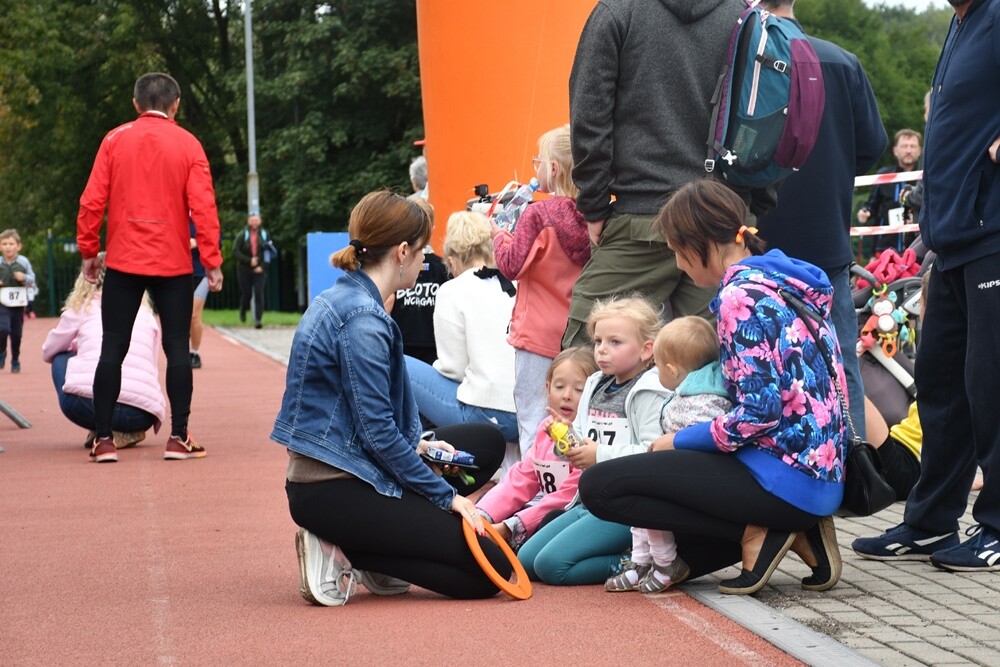 W kalendarzu jeszcze lato, za oknem zdecydowanie jesień, ale dla uczestników Biegu Wiewiórki pogoda nie miała znaczenia. Zwłaszcza kiedy zawody obserwował sam mistrz Paweł Fajdek. Tegoroczny cykl biegów organizowany przez MOSiR Ruda Śląska powoli dobiega końca, przed nami jeszcze zawody 22 października i 5 listopada.

fot. Jacek Knapik