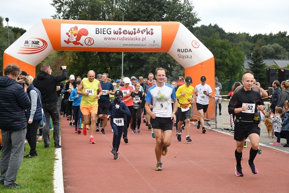 W kalendarzu jeszcze lato, za oknem zdecydowanie jesień, ale dla uczestników Biegu Wiewiórki pogoda nie miała znaczenia. Zwłaszcza kiedy zawody obserwował sam mistrz Paweł Fajdek. Tegoroczny cykl biegów organizowany przez MOSiR Ruda Śląska powoli dobiega końca, przed nami jeszcze zawody 22 października i 5 listopada.

fot. Jacek Knapik