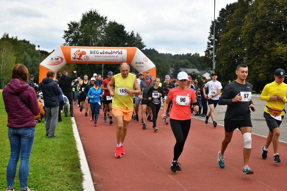 W kalendarzu jeszcze lato, za oknem zdecydowanie jesień, ale dla uczestników Biegu Wiewiórki pogoda nie miała znaczenia. Zwłaszcza kiedy zawody obserwował sam mistrz Paweł Fajdek. Tegoroczny cykl biegów organizowany przez MOSiR Ruda Śląska powoli dobiega końca, przed nami jeszcze zawody 22 października i 5 listopada.

fot. Jacek Knapik