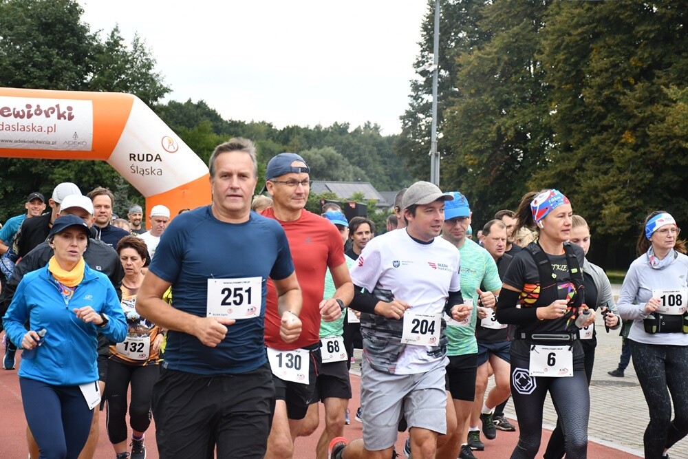W kalendarzu jeszcze lato, za oknem zdecydowanie jesień, ale dla uczestników Biegu Wiewiórki pogoda nie miała znaczenia. Zwłaszcza kiedy zawody obserwował sam mistrz Paweł Fajdek. Tegoroczny cykl biegów organizowany przez MOSiR Ruda Śląska powoli dobiega końca, przed nami jeszcze zawody 22 października i 5 listopada.

fot. Jacek Knapik