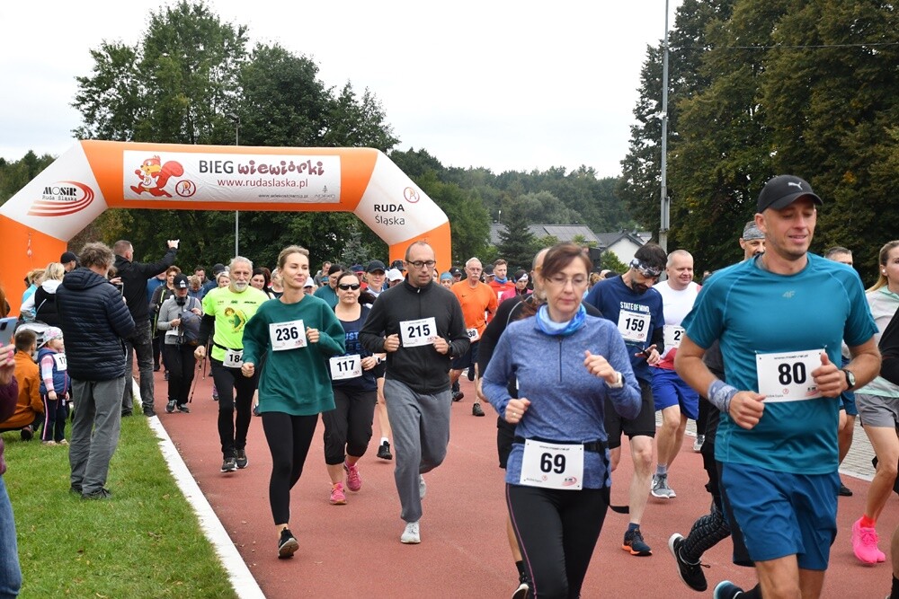 W kalendarzu jeszcze lato, za oknem zdecydowanie jesień, ale dla uczestników Biegu Wiewiórki pogoda nie miała znaczenia. Zwłaszcza kiedy zawody obserwował sam mistrz Paweł Fajdek. Tegoroczny cykl biegów organizowany przez MOSiR Ruda Śląska powoli dobiega końca, przed nami jeszcze zawody 22 października i 5 listopada.

fot. Jacek Knapik