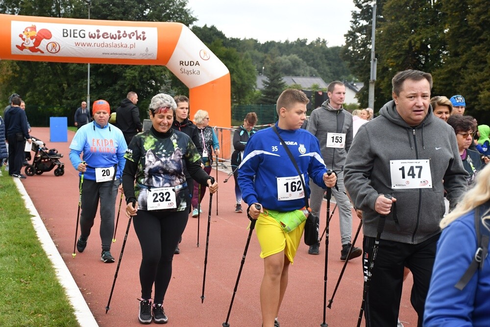 W kalendarzu jeszcze lato, za oknem zdecydowanie jesień, ale dla uczestników Biegu Wiewiórki pogoda nie miała znaczenia. Zwłaszcza kiedy zawody obserwował sam mistrz Paweł Fajdek. Tegoroczny cykl biegów organizowany przez MOSiR Ruda Śląska powoli dobiega końca, przed nami jeszcze zawody 22 października i 5 listopada.

fot. Jacek Knapik