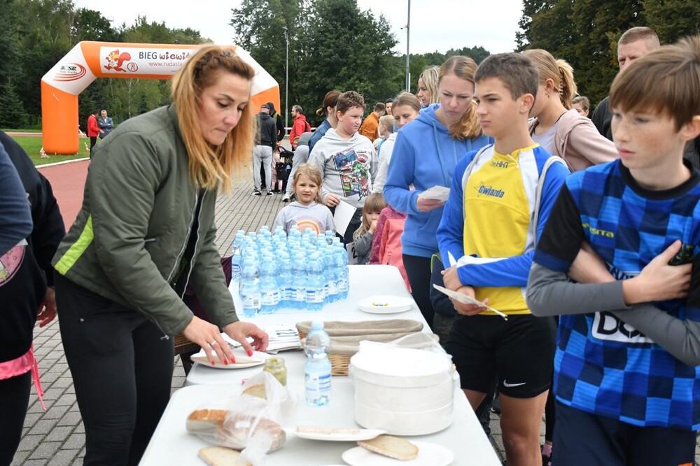 W kalendarzu jeszcze lato, za oknem zdecydowanie jesień, ale dla uczestników Biegu Wiewiórki pogoda nie miała znaczenia. Zwłaszcza kiedy zawody obserwował sam mistrz Paweł Fajdek. Tegoroczny cykl biegów organizowany przez MOSiR Ruda Śląska powoli dobiega końca, przed nami jeszcze zawody 22 października i 5 listopada.

fot. Jacek Knapik