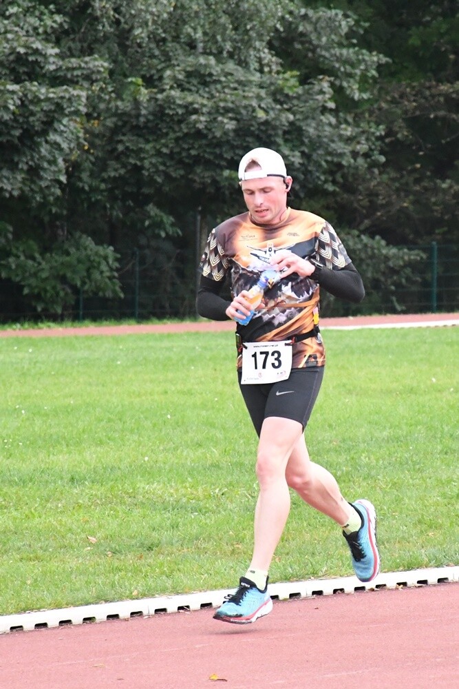 W kalendarzu jeszcze lato, za oknem zdecydowanie jesień, ale dla uczestników Biegu Wiewiórki pogoda nie miała znaczenia. Zwłaszcza kiedy zawody obserwował sam mistrz Paweł Fajdek. Tegoroczny cykl biegów organizowany przez MOSiR Ruda Śląska powoli dobiega końca, przed nami jeszcze zawody 22 października i 5 listopada.

fot. Jacek Knapik