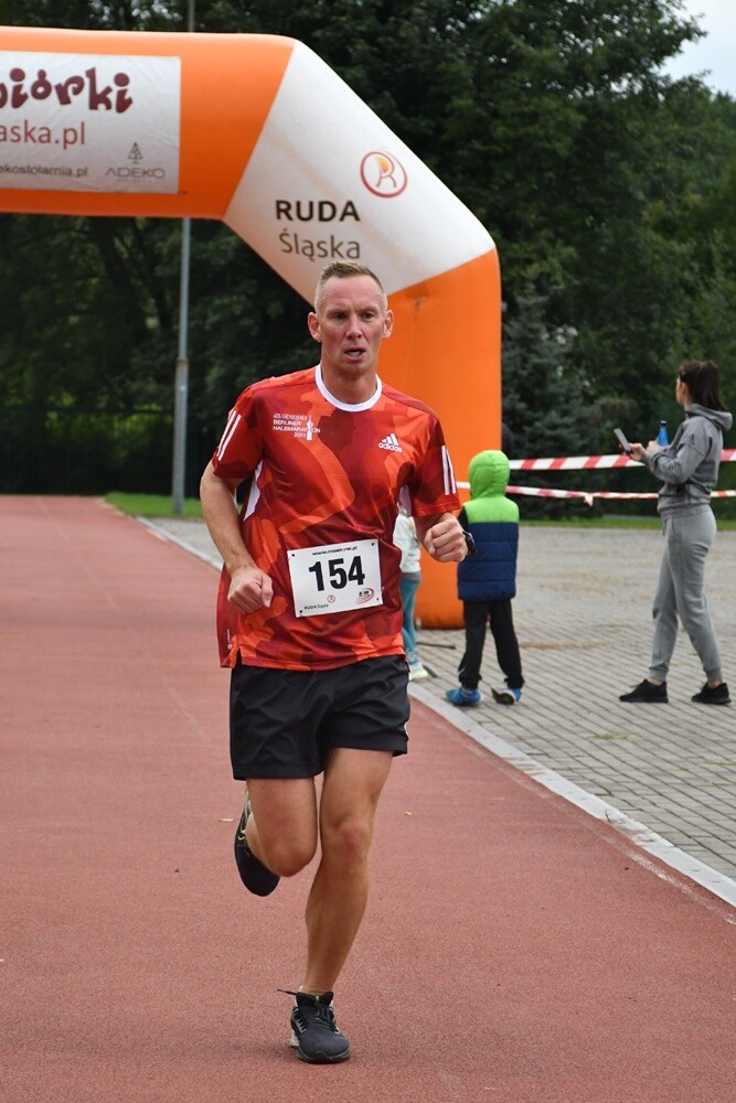 W kalendarzu jeszcze lato, za oknem zdecydowanie jesień, ale dla uczestników Biegu Wiewiórki pogoda nie miała znaczenia. Zwłaszcza kiedy zawody obserwował sam mistrz Paweł Fajdek. Tegoroczny cykl biegów organizowany przez MOSiR Ruda Śląska powoli dobiega końca, przed nami jeszcze zawody 22 października i 5 listopada.

fot. Jacek Knapik