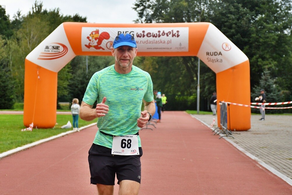 W kalendarzu jeszcze lato, za oknem zdecydowanie jesień, ale dla uczestników Biegu Wiewiórki pogoda nie miała znaczenia. Zwłaszcza kiedy zawody obserwował sam mistrz Paweł Fajdek. Tegoroczny cykl biegów organizowany przez MOSiR Ruda Śląska powoli dobiega końca, przed nami jeszcze zawody 22 października i 5 listopada.

fot. Jacek Knapik