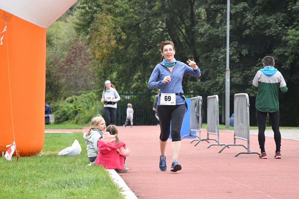 W kalendarzu jeszcze lato, za oknem zdecydowanie jesień, ale dla uczestników Biegu Wiewiórki pogoda nie miała znaczenia. Zwłaszcza kiedy zawody obserwował sam mistrz Paweł Fajdek. Tegoroczny cykl biegów organizowany przez MOSiR Ruda Śląska powoli dobiega końca, przed nami jeszcze zawody 22 października i 5 listopada.

fot. Jacek Knapik