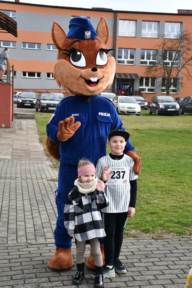 Miłośnicy aktywnego stylu życia znów pobiegli z rudzką wiewiórką. W sobotę na bieżni Szkoły Podstawowej Sportowej nr 15 oraz w halembskim lesie rozpoczął się kolejny cykl "Biegu Wiewiórki". 

fot. Jacek Knapik