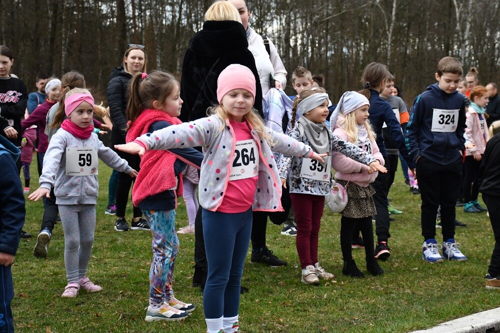 Miłośnicy aktywnego stylu życia znów pobiegli z rudzką wiewiórką. W sobotę na bieżni Szkoły Podstawowej Sportowej nr 15 oraz w halembskim lesie rozpoczął się kolejny cykl "Biegu Wiewiórki". 

fot. Jacek Knapik