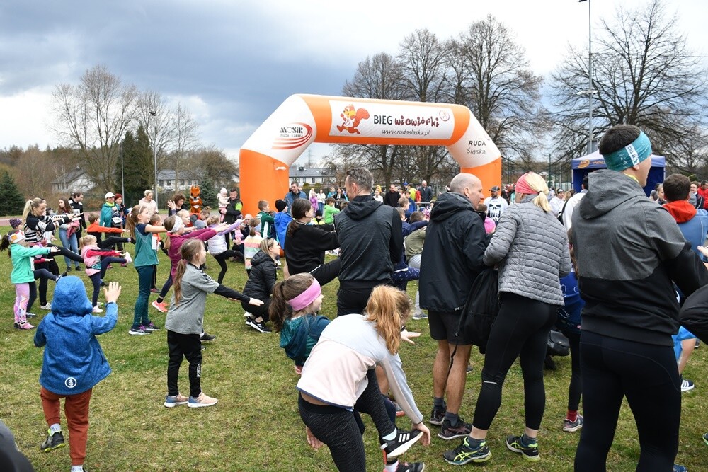 Miłośnicy aktywnego stylu życia znów pobiegli z rudzką wiewiórką. W sobotę na bieżni Szkoły Podstawowej Sportowej nr 15 oraz w halembskim lesie rozpoczął się kolejny cykl "Biegu Wiewiórki". 

fot. Jacek Knapik