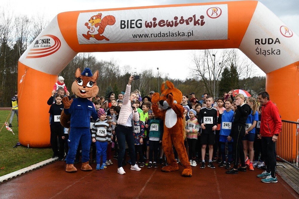 Miłośnicy aktywnego stylu życia znów pobiegli z rudzką wiewiórką. W sobotę na bieżni Szkoły Podstawowej Sportowej nr 15 oraz w halembskim lesie rozpoczął się kolejny cykl "Biegu Wiewiórki". 

fot. Jacek Knapik