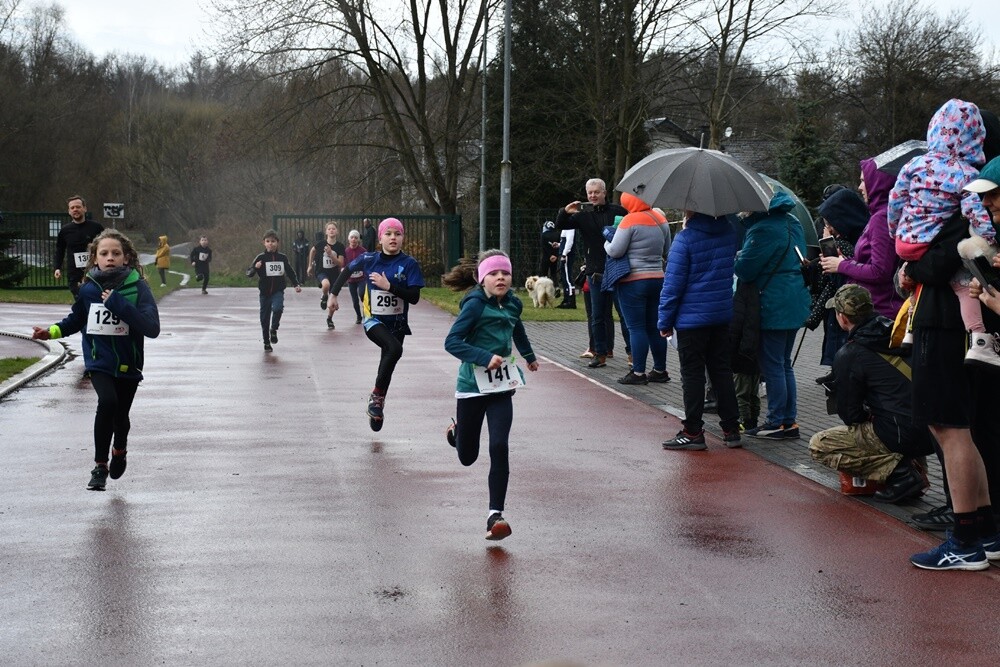 Miłośnicy aktywnego stylu życia znów pobiegli z rudzką wiewiórką. W sobotę na bieżni Szkoły Podstawowej Sportowej nr 15 oraz w halembskim lesie rozpoczął się kolejny cykl "Biegu Wiewiórki". 

fot. Jacek Knapik