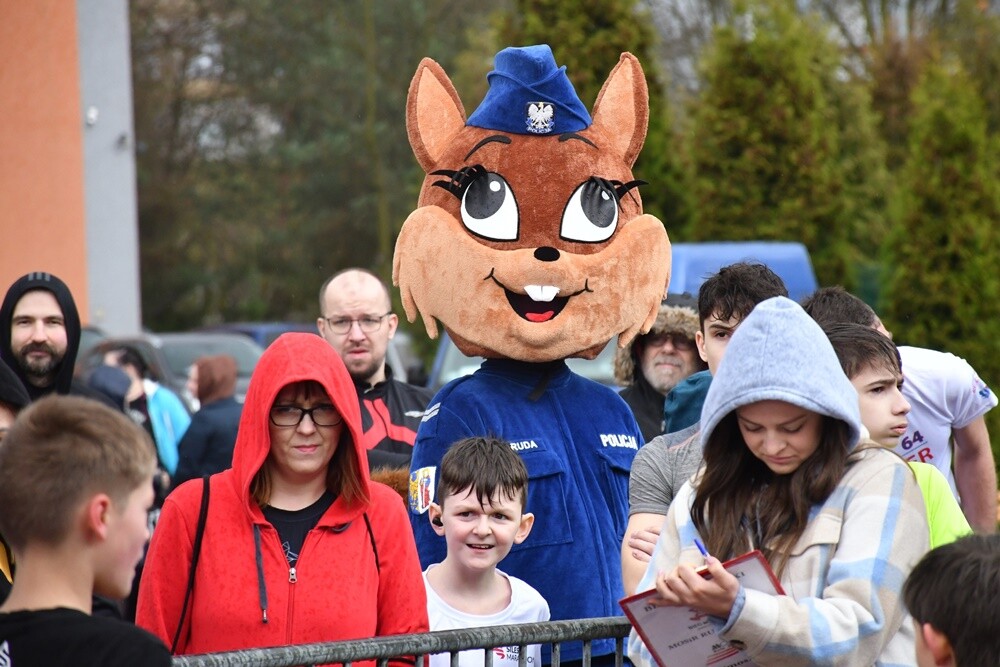 Miłośnicy aktywnego stylu życia znów pobiegli z rudzką wiewiórką. W sobotę na bieżni Szkoły Podstawowej Sportowej nr 15 oraz w halembskim lesie rozpoczął się kolejny cykl "Biegu Wiewiórki". 

fot. Jacek Knapik
