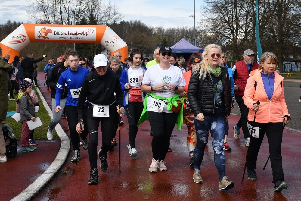 Miłośnicy aktywnego stylu życia znów pobiegli z rudzką wiewiórką. W sobotę na bieżni Szkoły Podstawowej Sportowej nr 15 oraz w halembskim lesie rozpoczął się kolejny cykl "Biegu Wiewiórki". 

fot. Jacek Knapik