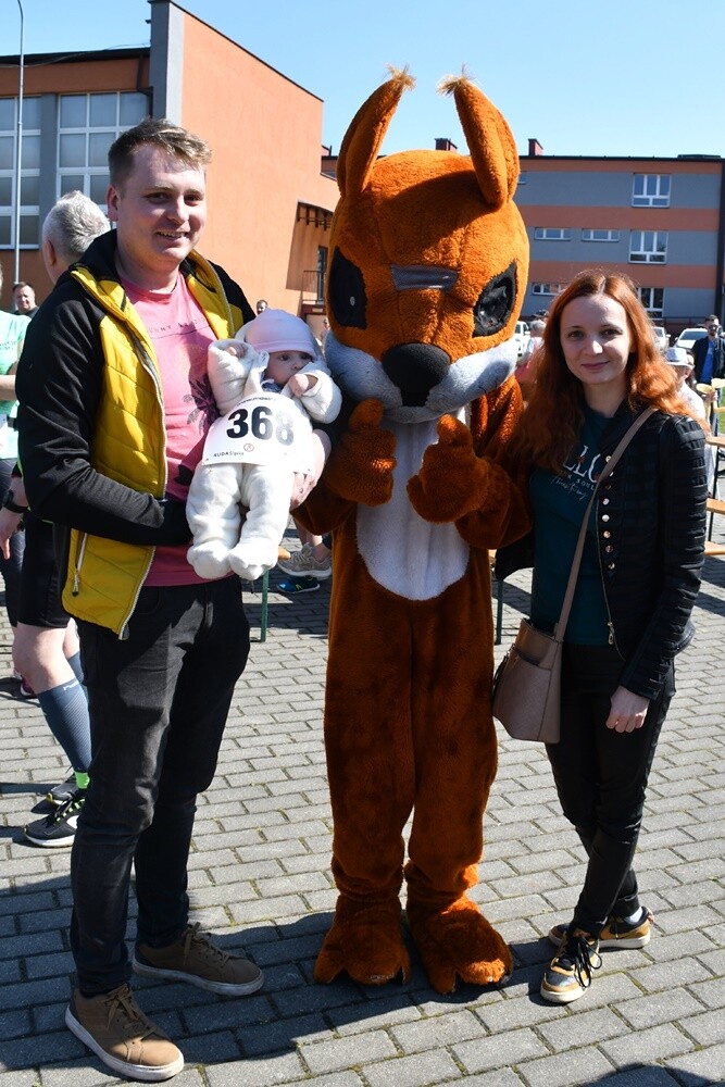 Zapaleni biegacze i miłośnicy nordic walking w  promieniach kwietniowego słońca znowu pobiegli z wiewiórką! W halembskim lesie odbył się drugi w tym roku "Bieg Wiewiórki", podczas którego swoje siły sprawdzili starsi i młodsi sportowcy. Nie zabrakło również dzieci.

fot. Jacek Knapik