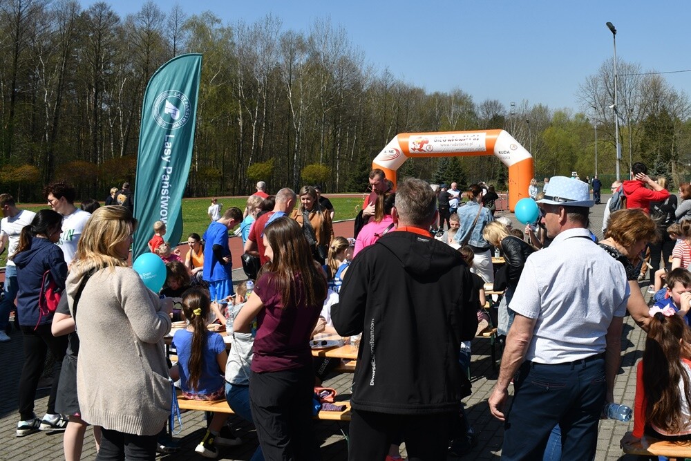 Zapaleni biegacze i miłośnicy nordic walking w  promieniach kwietniowego słońca znowu pobiegli z wiewiórką! W halembskim lesie odbył się drugi w tym roku "Bieg Wiewiórki", podczas którego swoje siły sprawdzili starsi i młodsi sportowcy. Nie zabrakło również dzieci.

fot. Jacek Knapik