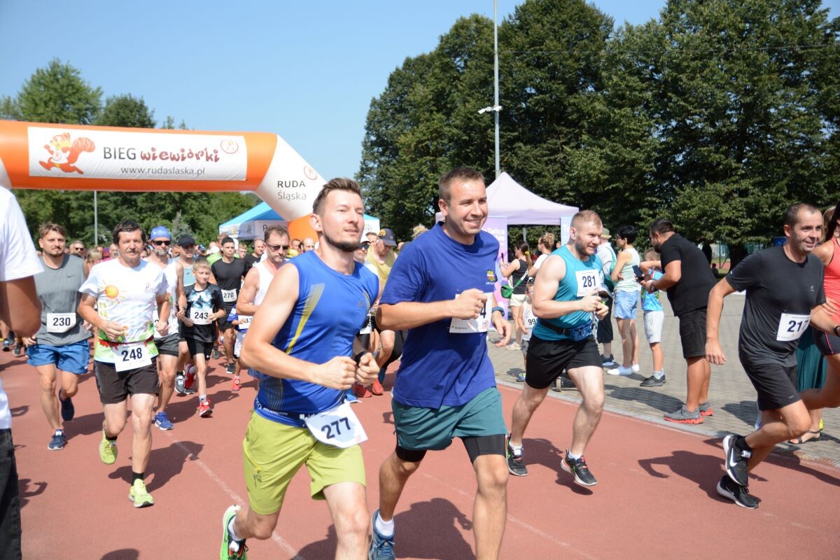 Odbyła się sierpniowa edycja Biegu Wiewiórki! W sobotę 24 sierpnia 2024 roku  wszyscy chętni tradycyjnie zebrali się przy Szkole Podstawowej Sportowej nr 15 przy ul. Energetyków 15, aby wziąć udział w zawodach biegowych. / fot. Marek Faber
